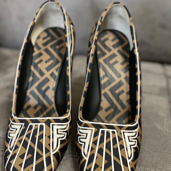 Fendi FFreedom Embossed Monogram FF Logo Pump - Picture 8 of 8